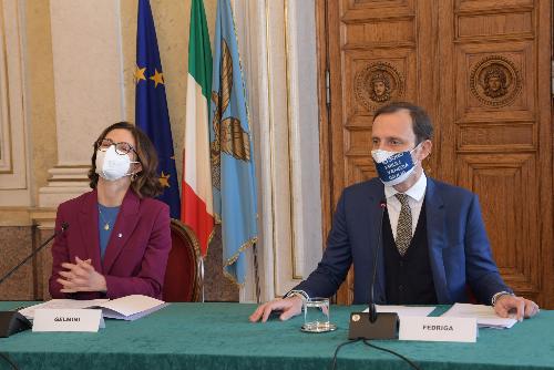 Un momento della conferenza stampa che si è tenuta a Trieste nel Salone di rappresentanza della Regione Friuli Venezia Giulia. 